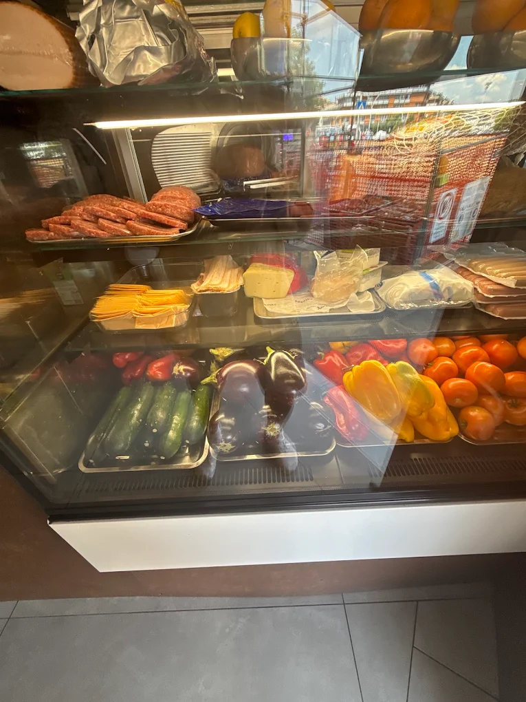 Il banco frigo con carne fresca, formaggi e verdure a vista