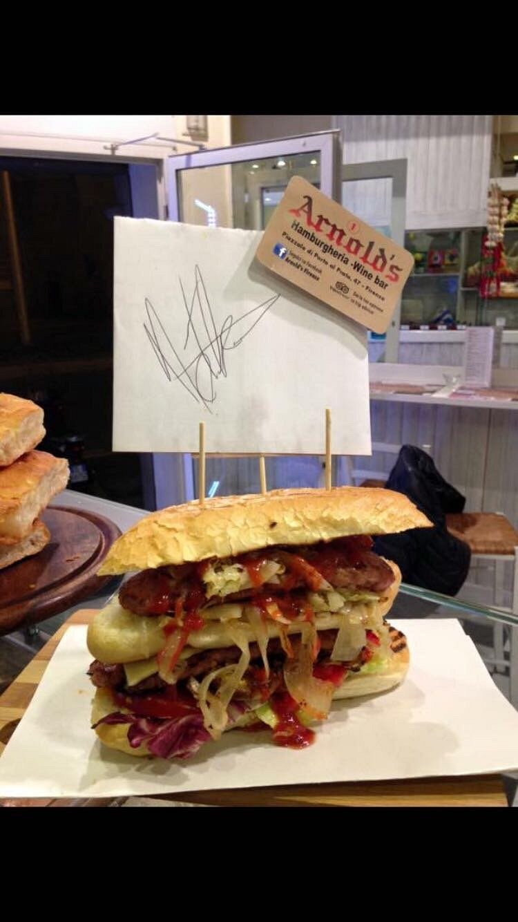 Maxi panino a più piani con doppia salsiccia firmato da un cliente
